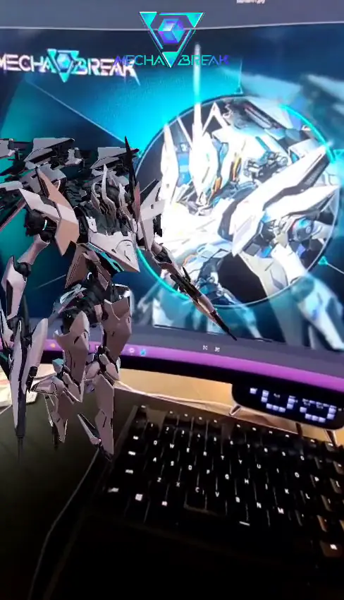 Gamescom Photo Op: A giant Mecha Break mech on the photo backdrop.